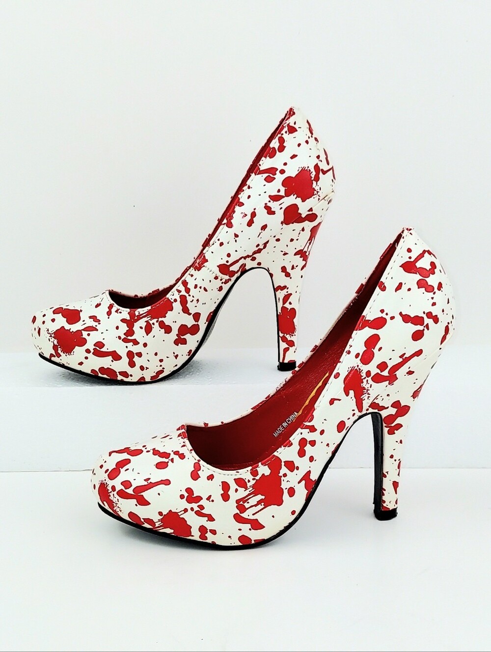 Spirit Halloween Red Splattered White Pumps Heels 7 - Picture 2 of 15